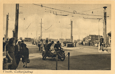 2878 Gezicht op de Catharijnebrug over de Stadsbuitengracht te Utrecht, met op de voorgrond twee motoragenten en rechts ...
